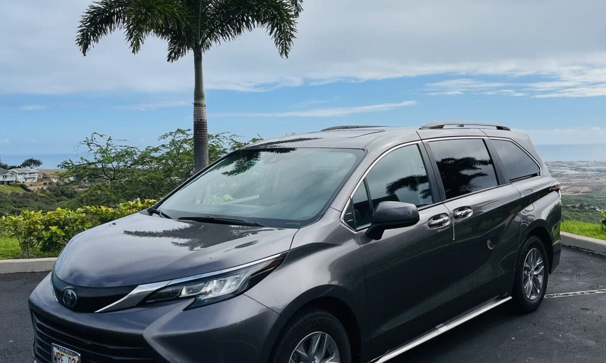 Picture of the car https://jrephotos.s3.us-west-2.amazonaws.com/toyotaSienna2022_2/image4.jpg